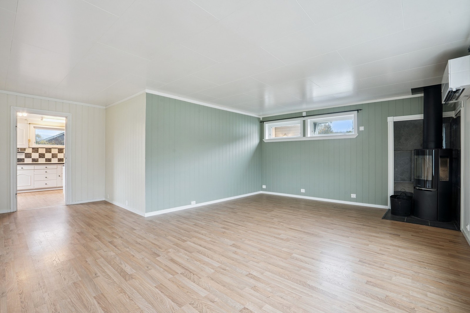 Stuen er av god størrelse og har flere vindusflater som slipper inn rikelig med naturlig lys Galleribilde