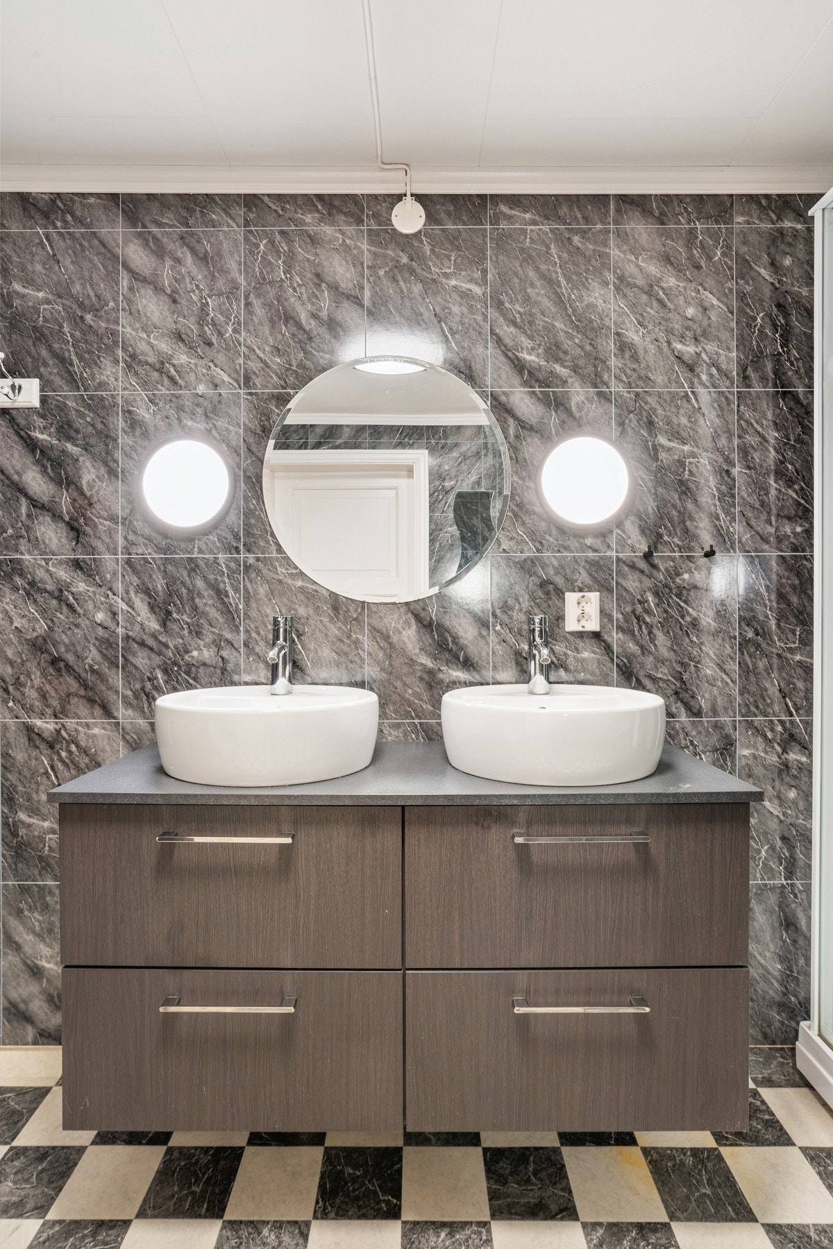 Det er to servanter, toalett, dusjkabinett og opplegg for vaskemaskin Galleribilde