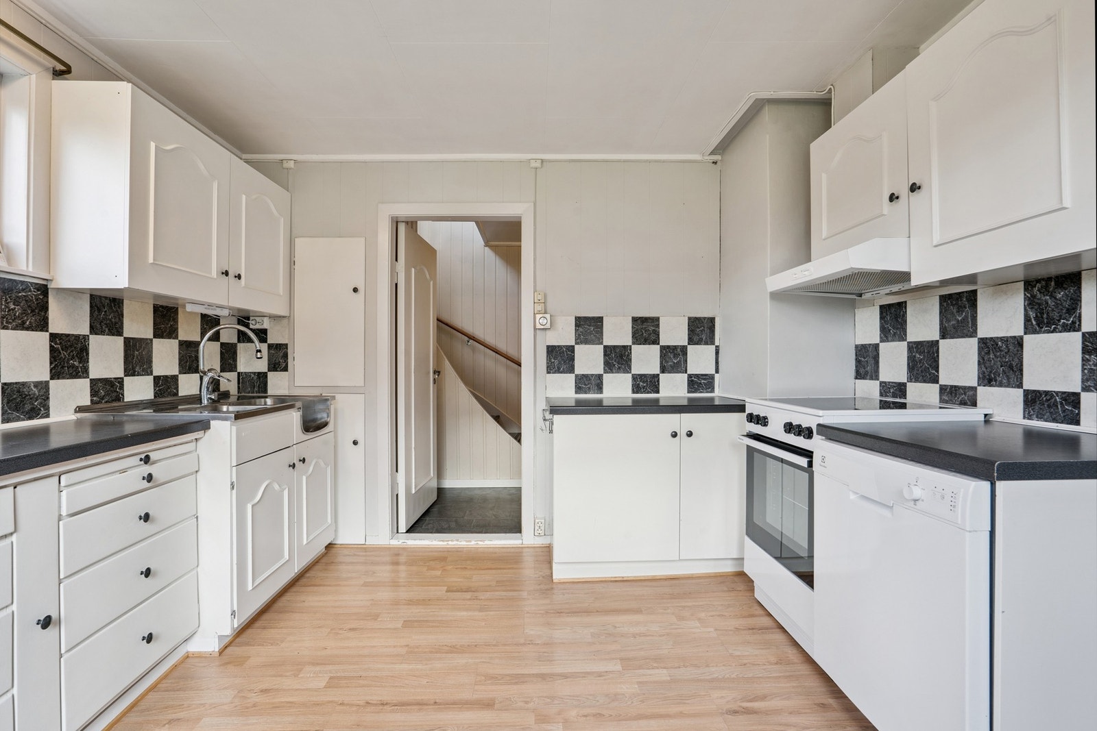 Kjøkkenet har innredning med glatte fronter og profilerte fronter Galleribilde