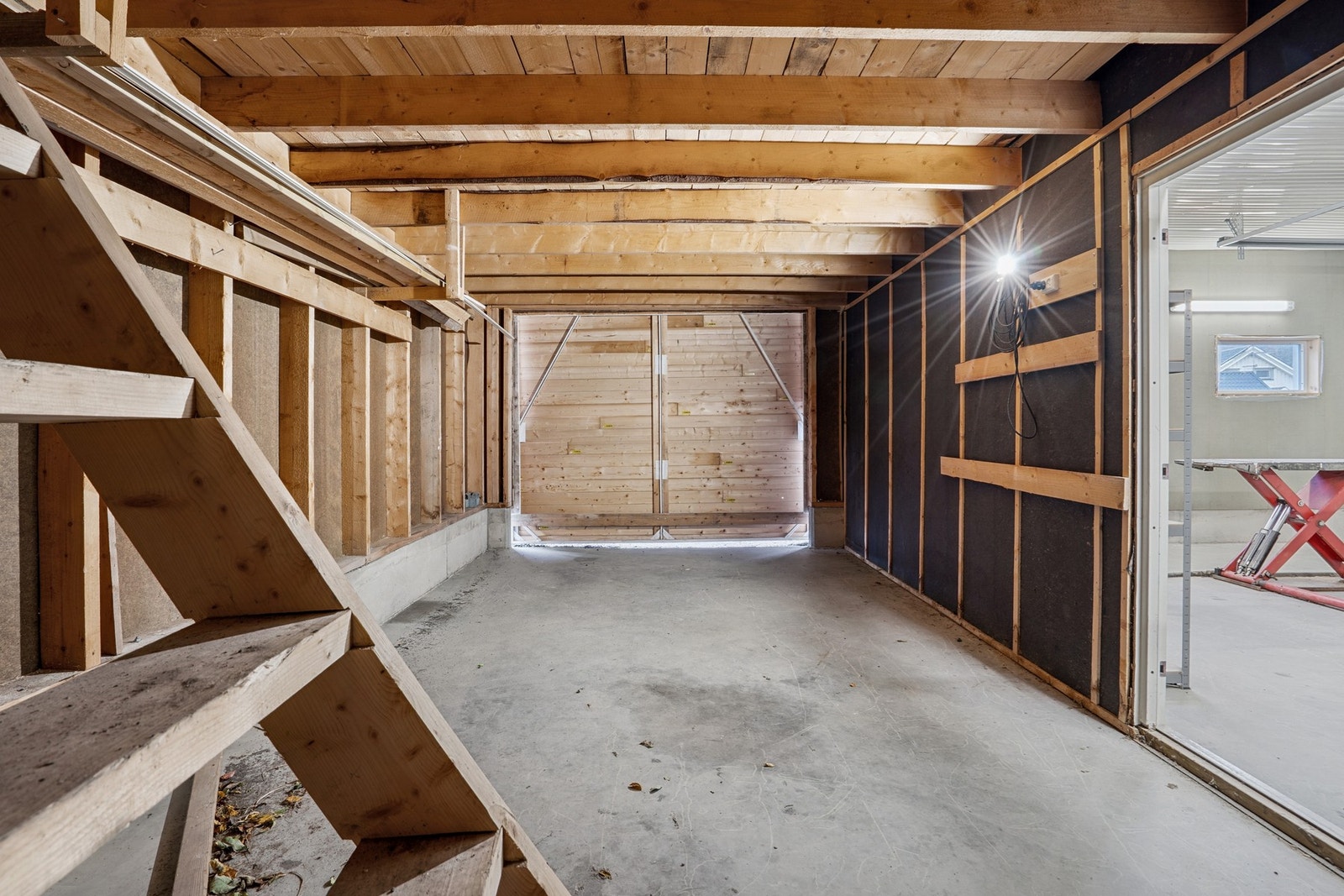 Ekstra parkering med innkjøring fra siden av garasjen Galleribilde