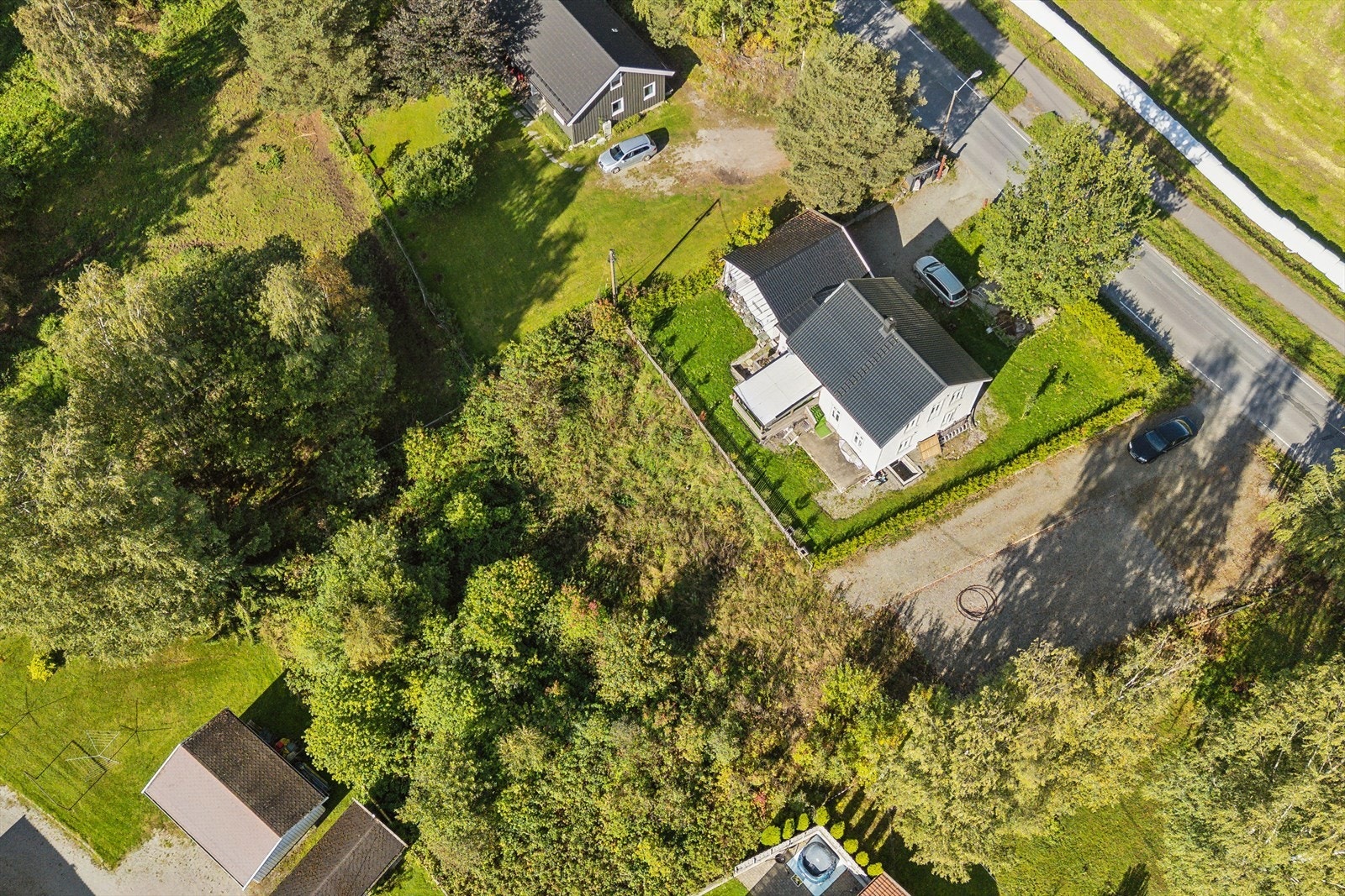 Tomten ligger i et etablert boligfelt med flere bolighus bebyggelse. Galleribilde