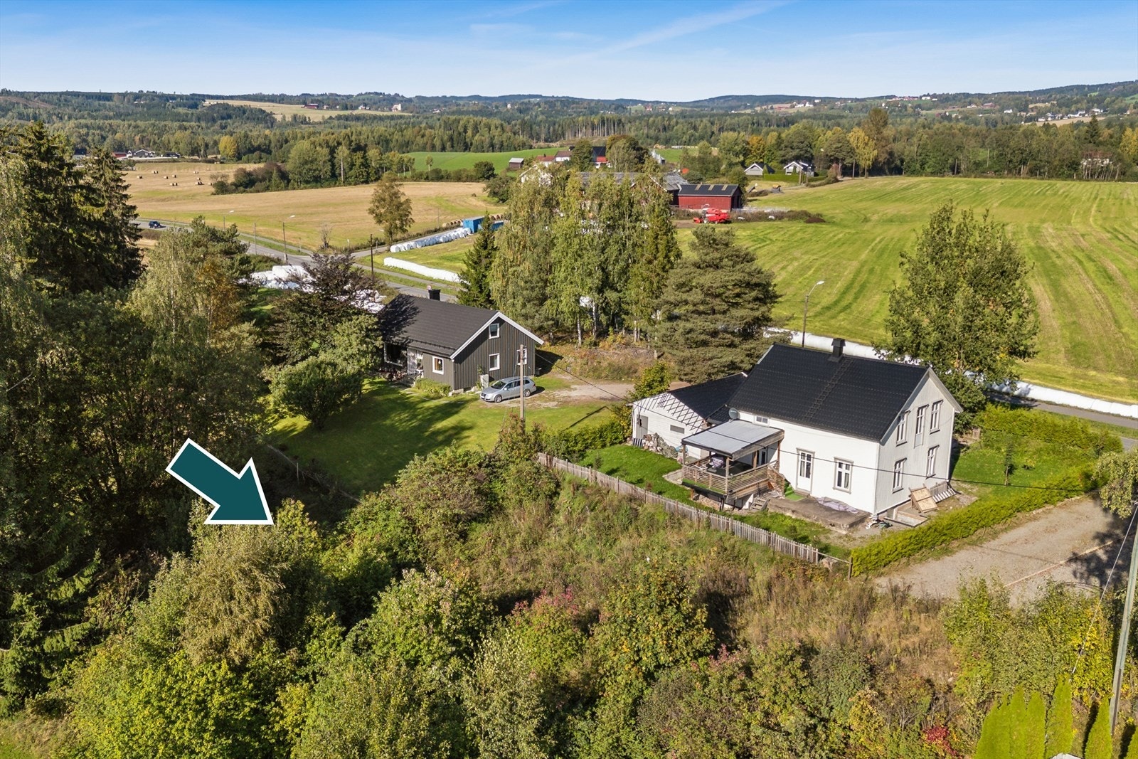 Det er etablert egen veg inntil tomtegrensen. Galleribilde