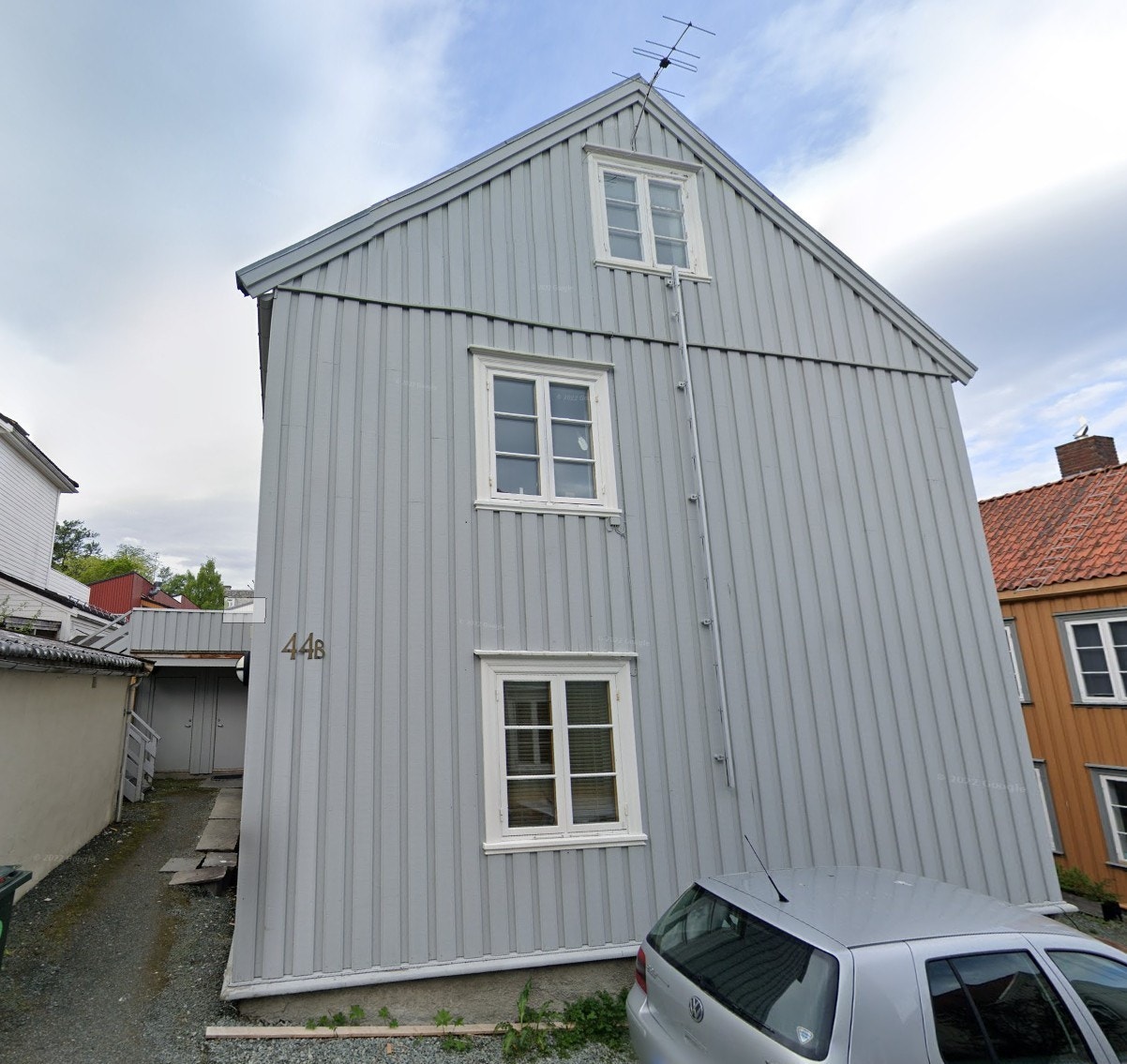 Leiligheten ligger i 2.etg og loft, terrasse i tilknytning til inngangspart Galleribilde