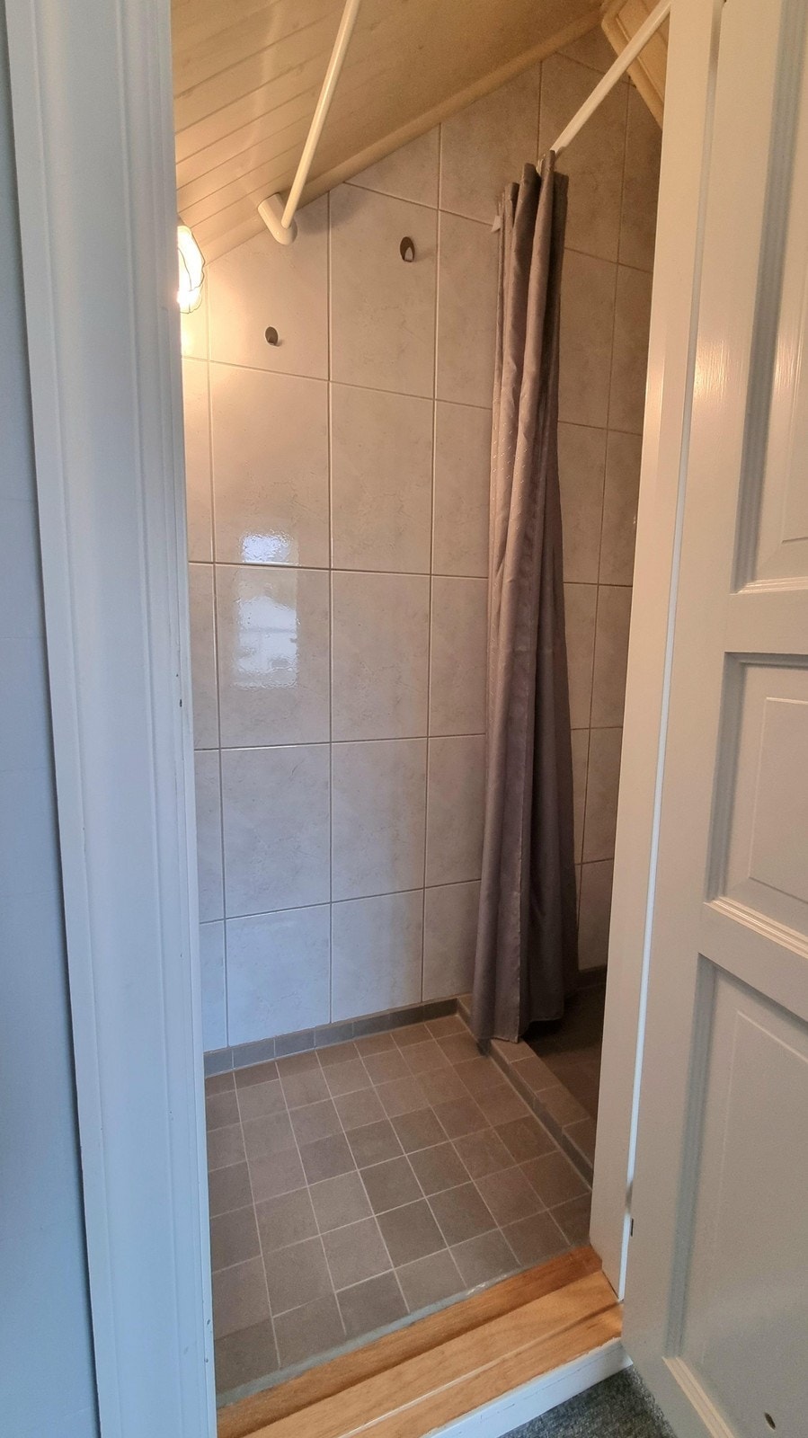 Dusj i tilkytning til soverom på loft Galleribilde