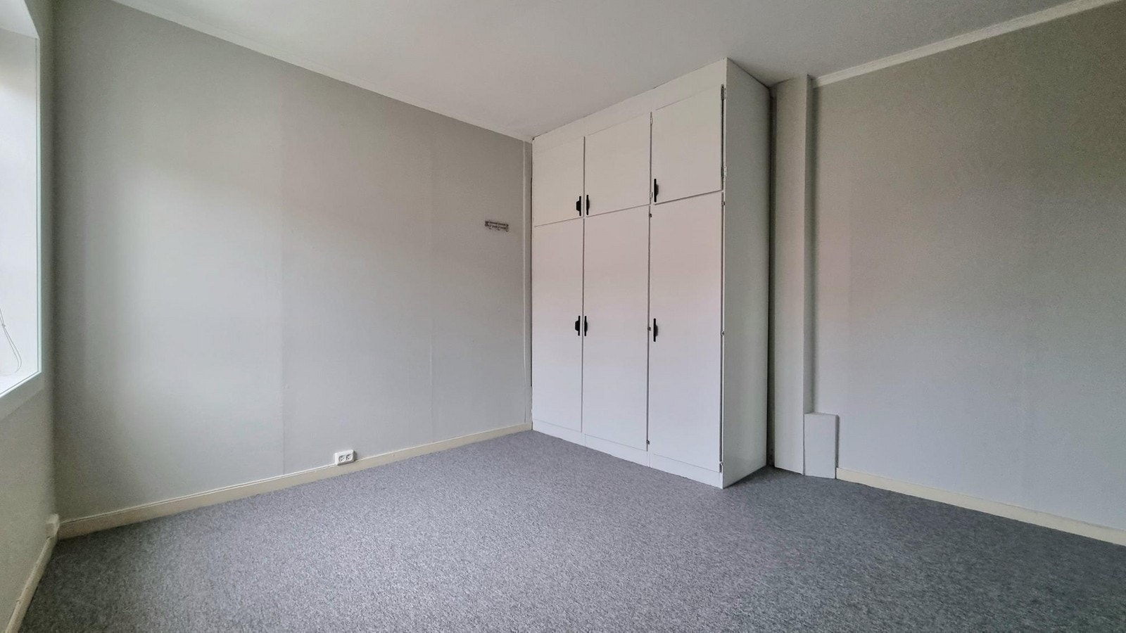 Stort sett innredet med garderober Galleribilde