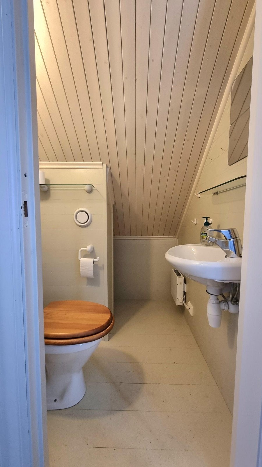 WC i tilkytning til soverom på loft Galleribilde