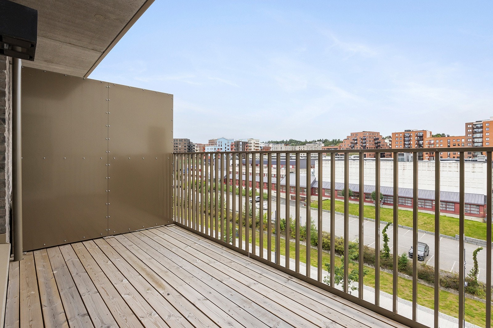 Vestvendt balkong på ca. 8,7m² tilknyttet spisestue med gode solforhold. Galleribilde