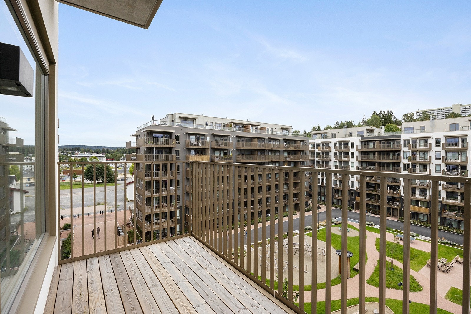 Østvendt balkong på ca. 6,4m² med hyggelig utsyn. Galleribilde