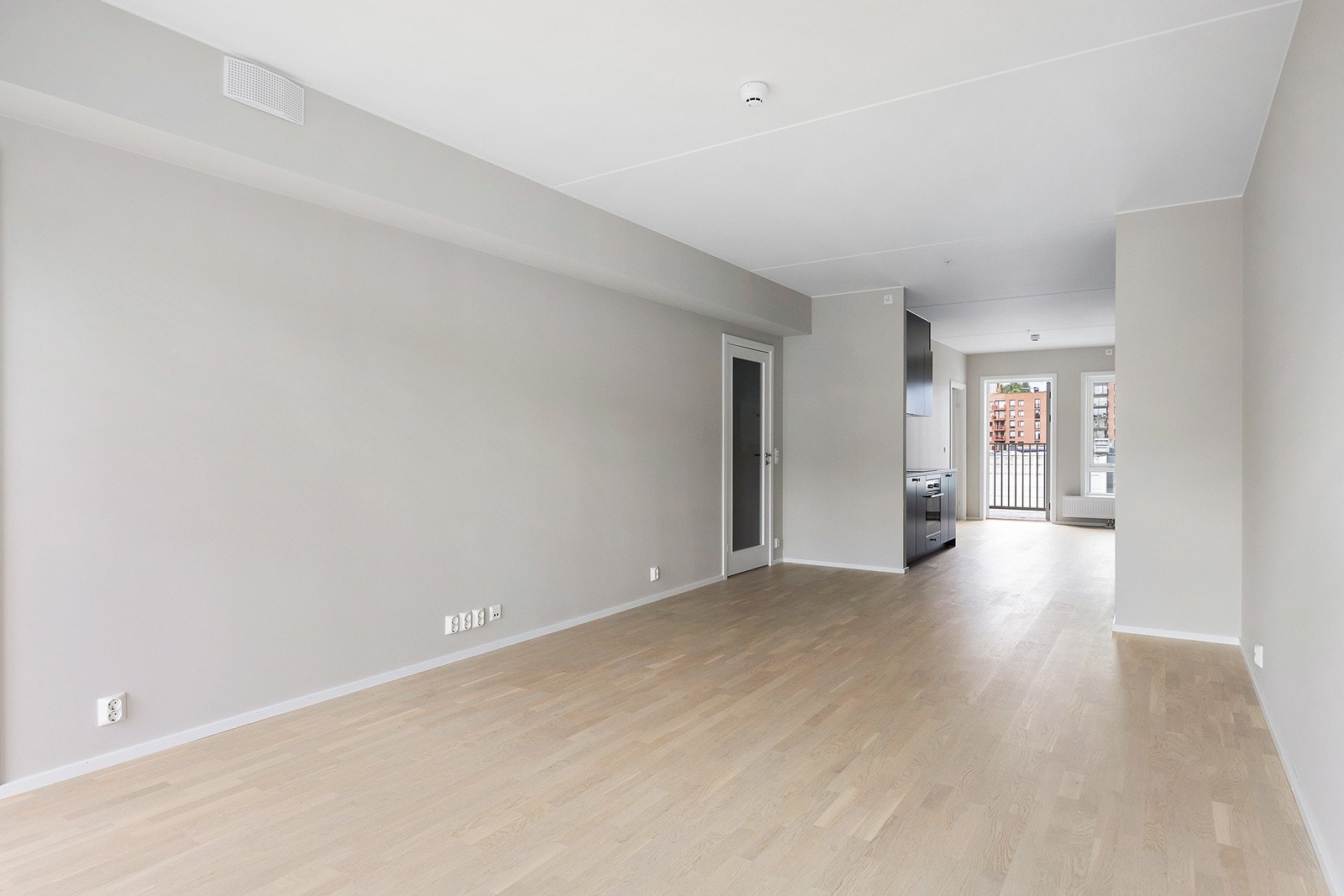 Generøs takhøyde (ca. 2,6m), store vindusflater og 3-stavs eikeparkett. Galleribilde