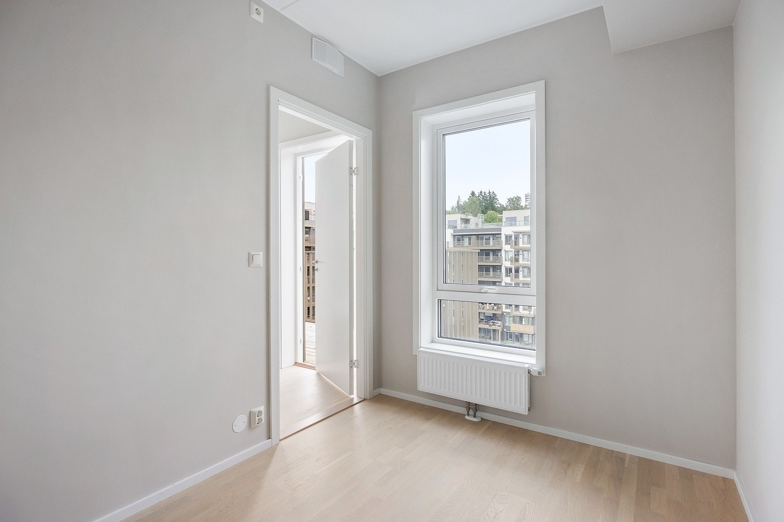 Soverom 2 har plass til seng, nattbord, garderobeløsning og pult. Galleribilde