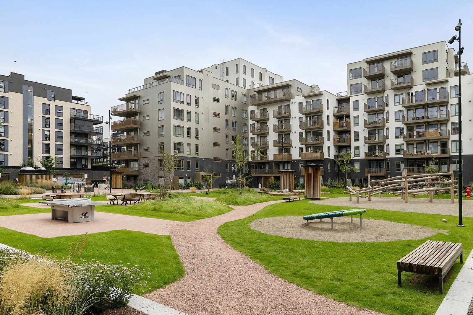 Fellesarealer er meget pent opparbeidet med sittegrupper, lekeplass, bordtennis bord og beplantning. Galleribilde