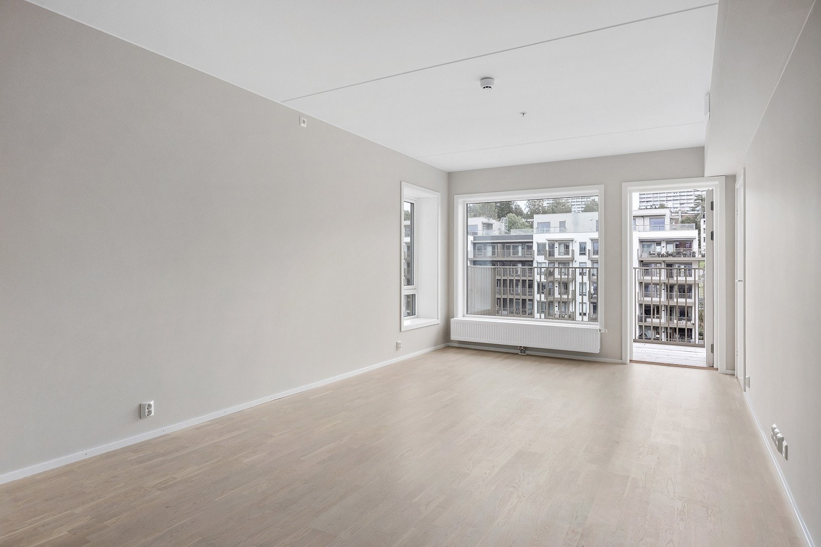 Stor og romslig stue med gjennomgående gode lysforhold. Galleribilde