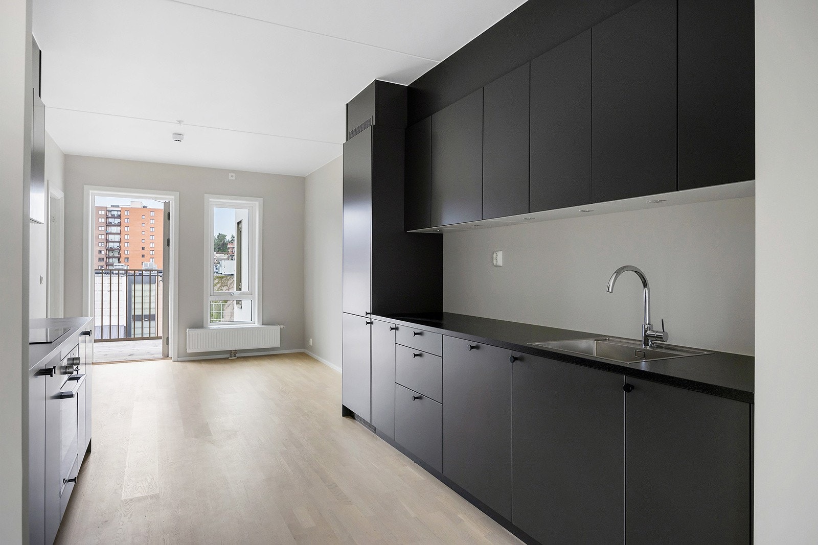 Åpen og moderne kjøkkenløsning som skaper et sosialt allrom. Galleribilde