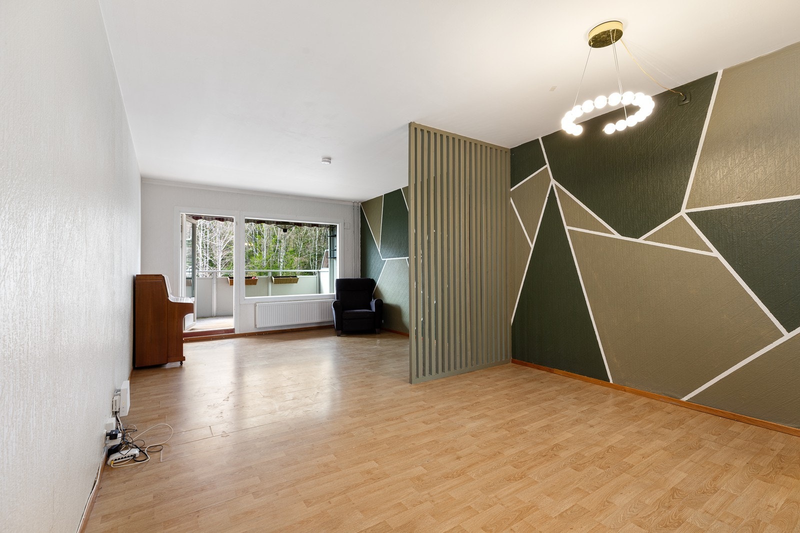I stuen er det utgang til balkong. Laminat på gulv, malt strie på vegg og malt betong i taket. Galleribilde