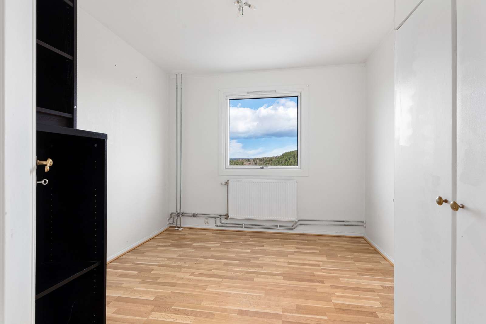 Her er det plass til dobbelt seng og nattbord. Galleribilde