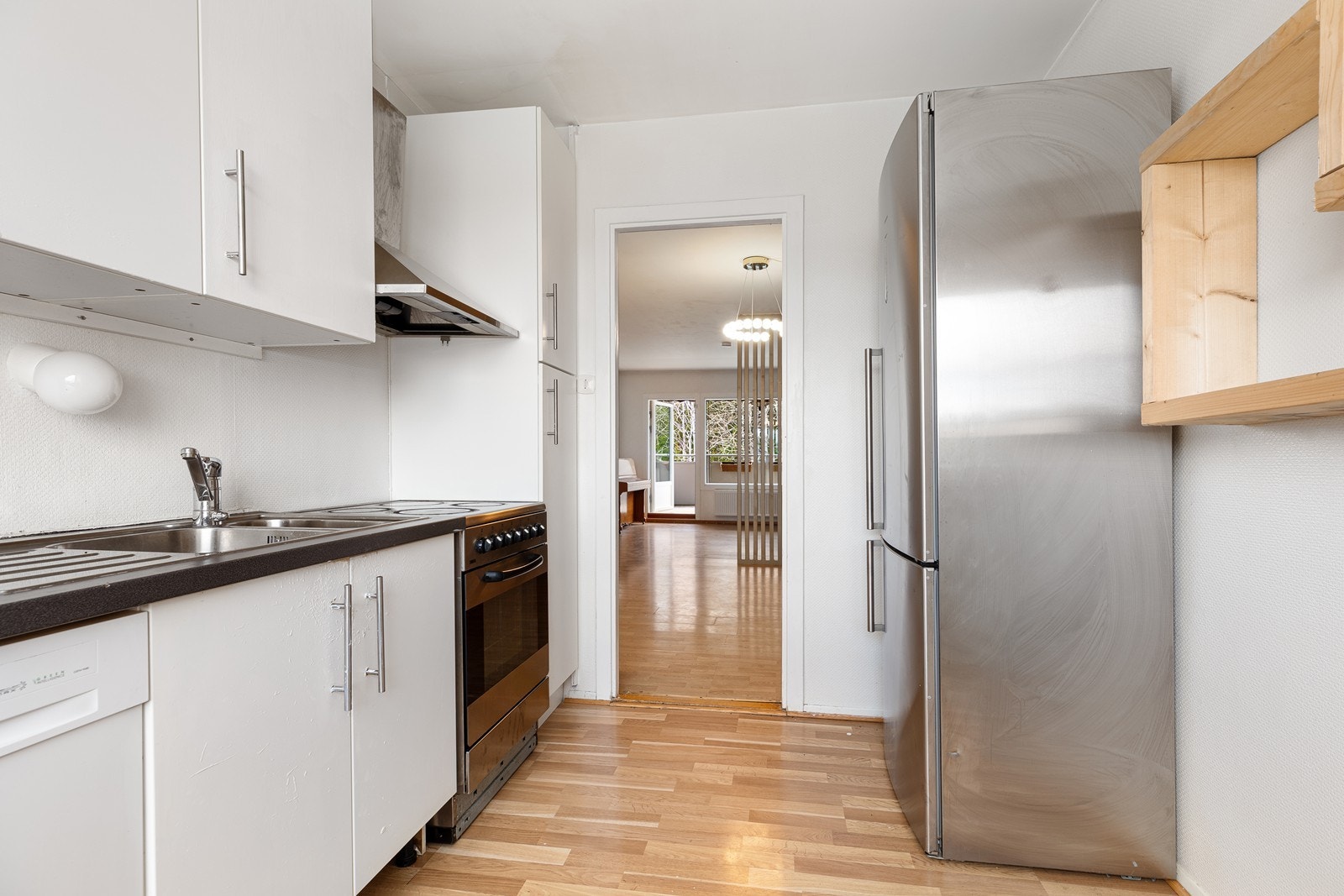 Det er frittstående komfyr og det er opplegg for oppvaskmaskin. Galleribilde