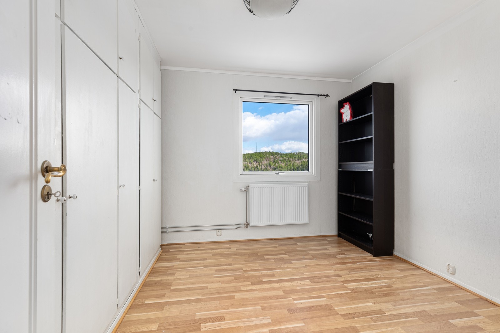 Leiligheten har 2 soverom, det er godt med garderobeskap til oppbevaring av klær. Galleribilde