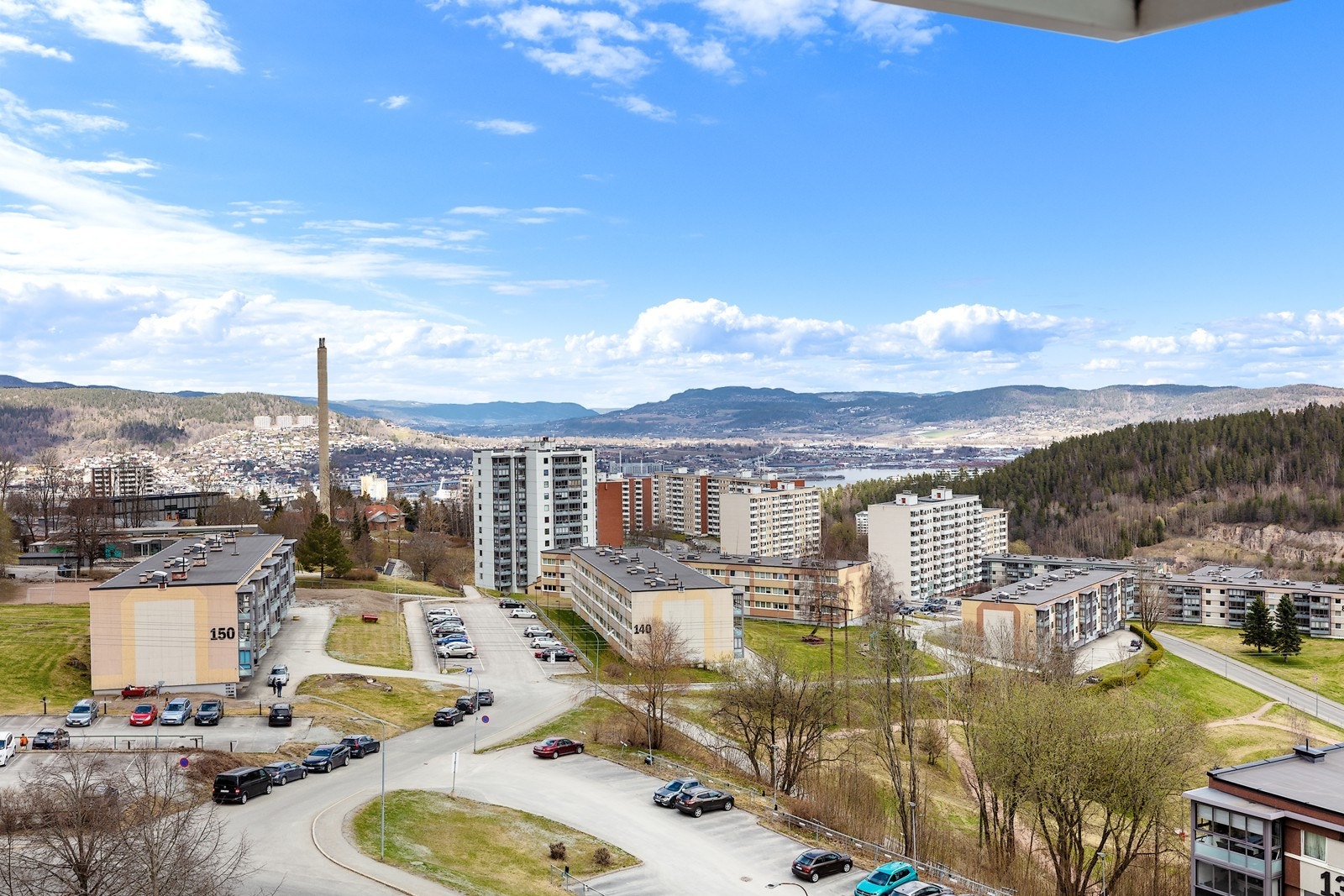Det er et veletablert boligområde sentralt på fjell, med gangavstand til barneskole, ungdomsskole, idrettsplass og dagligvarebutikk. Galleribilde