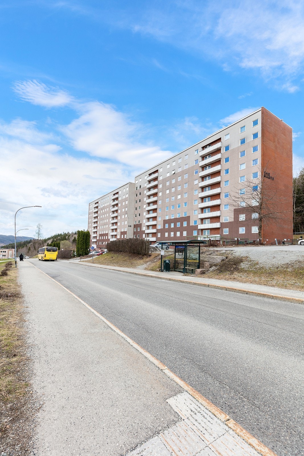 Leiligheten er i 8. etasje i blokk på øvre del av Fjell i Drammen. Galleribilde