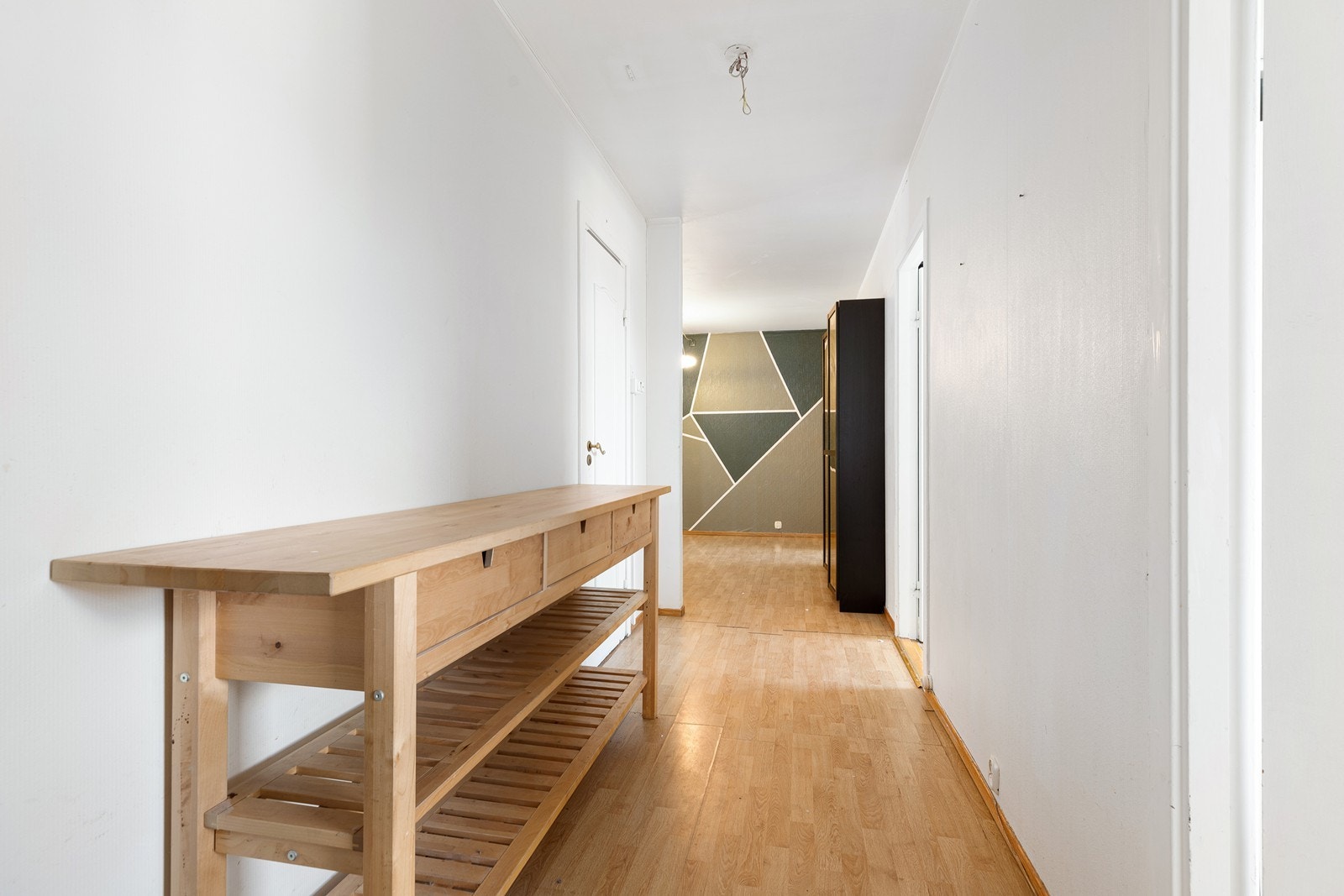 Det er muligheter for oppbevaring og henge fra seg yttertøy i gangen. Galleribilde