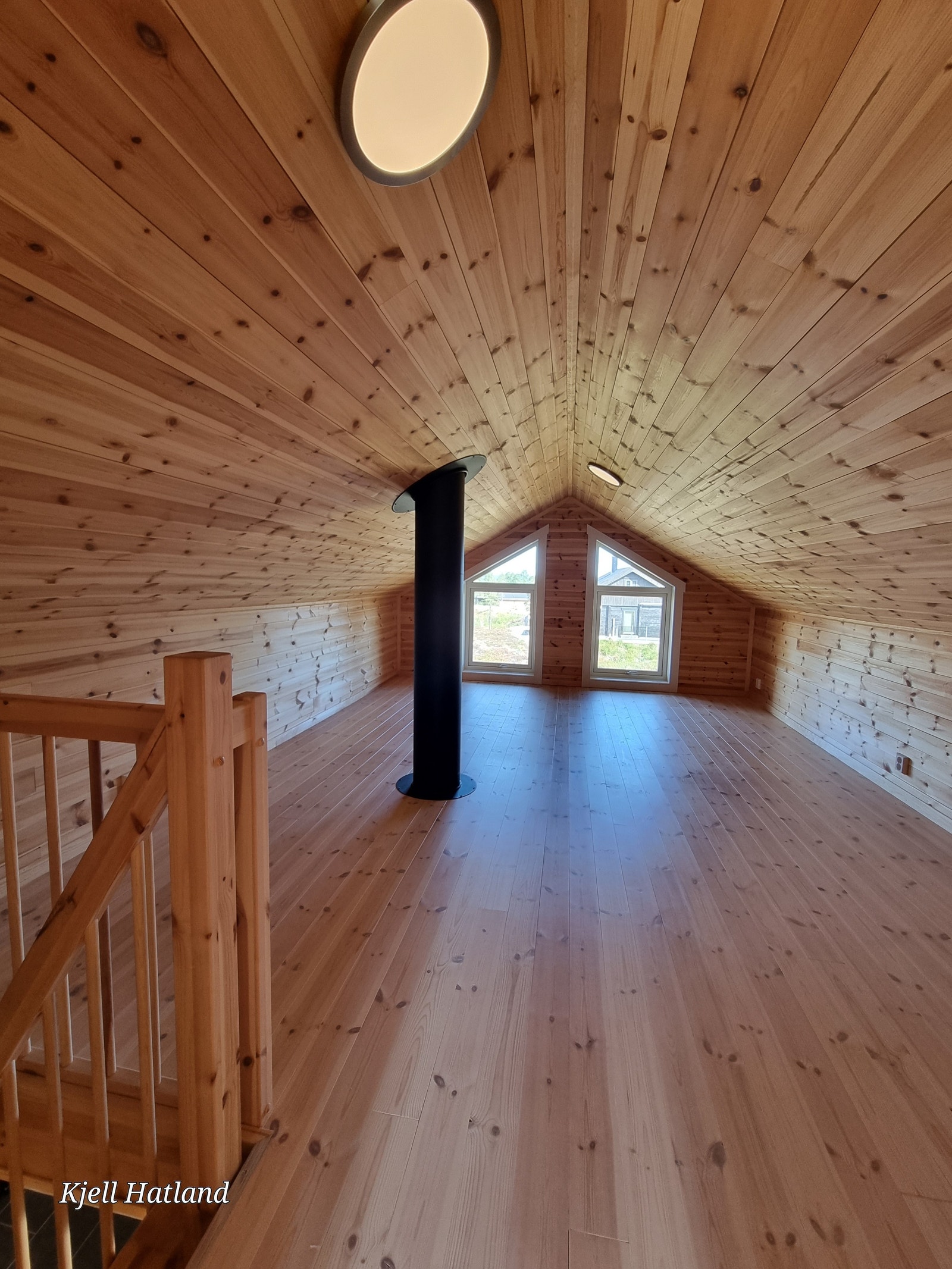 Stue/allrom på hemsen. Kan benyttes som Tv stue til barna og ekstra soveplasser ved behov. Galleribilde