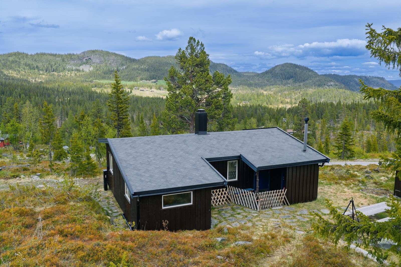 Hellelagt uteplass mot sør. Galleribilde