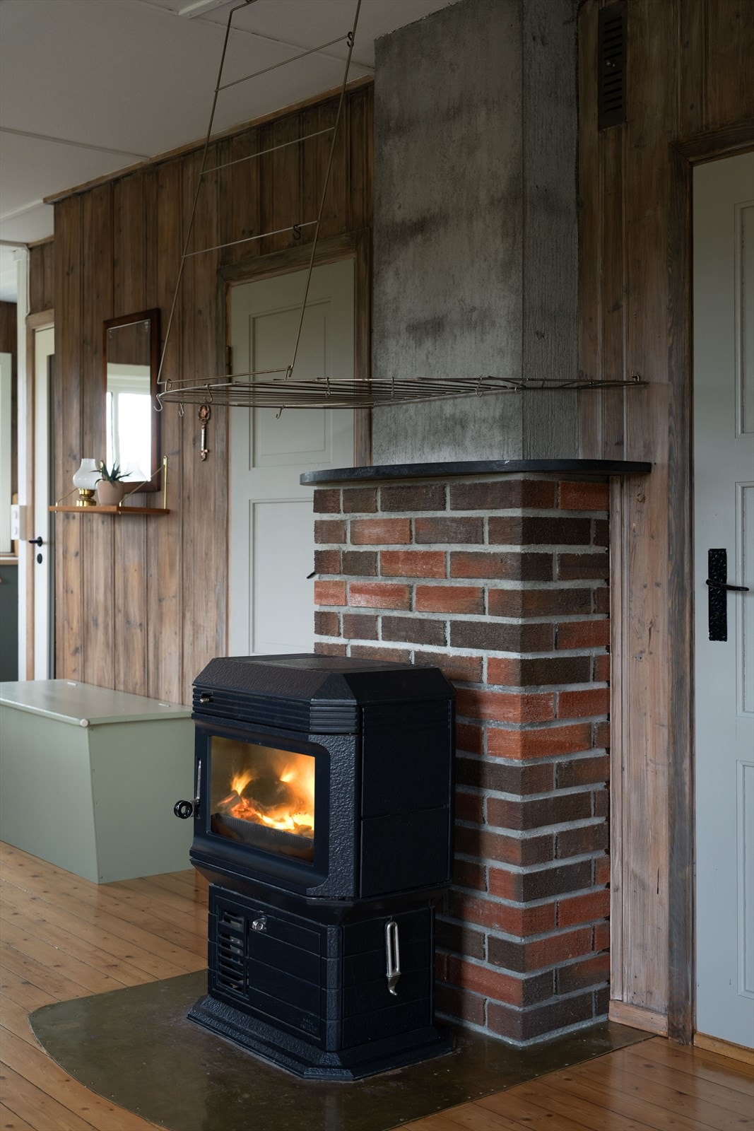 Peisovnen varmer opp og kan ses fra både kjøkken og stue. Galleribilde