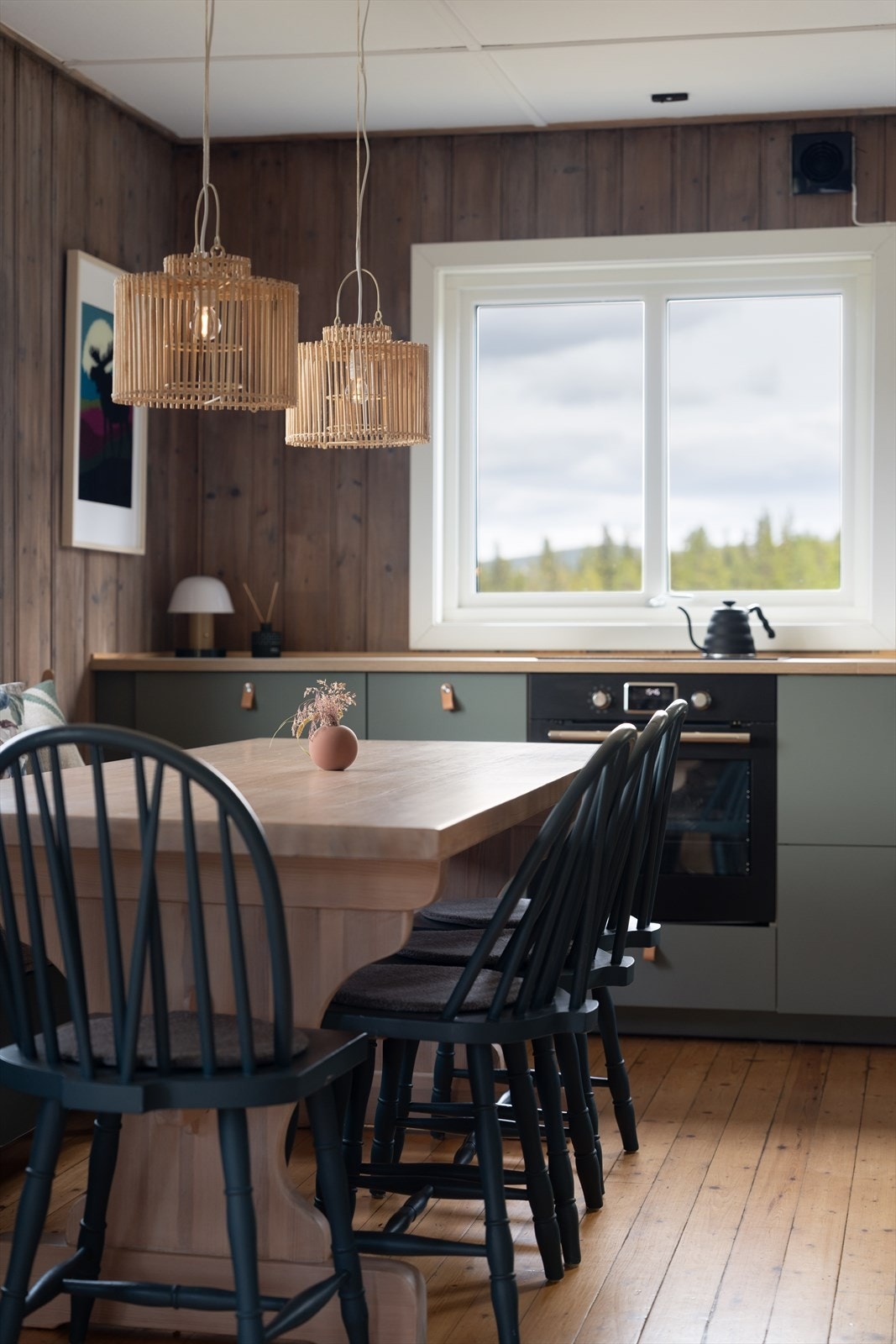 Hyggelig spiseplass ved kjøkkenet. Galleribilde