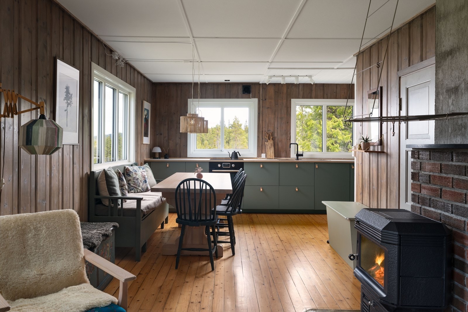 Koselig stue med store vinduer og flott utsikt. Perfekt for avslapning og hygge med venner og familie! Galleribilde