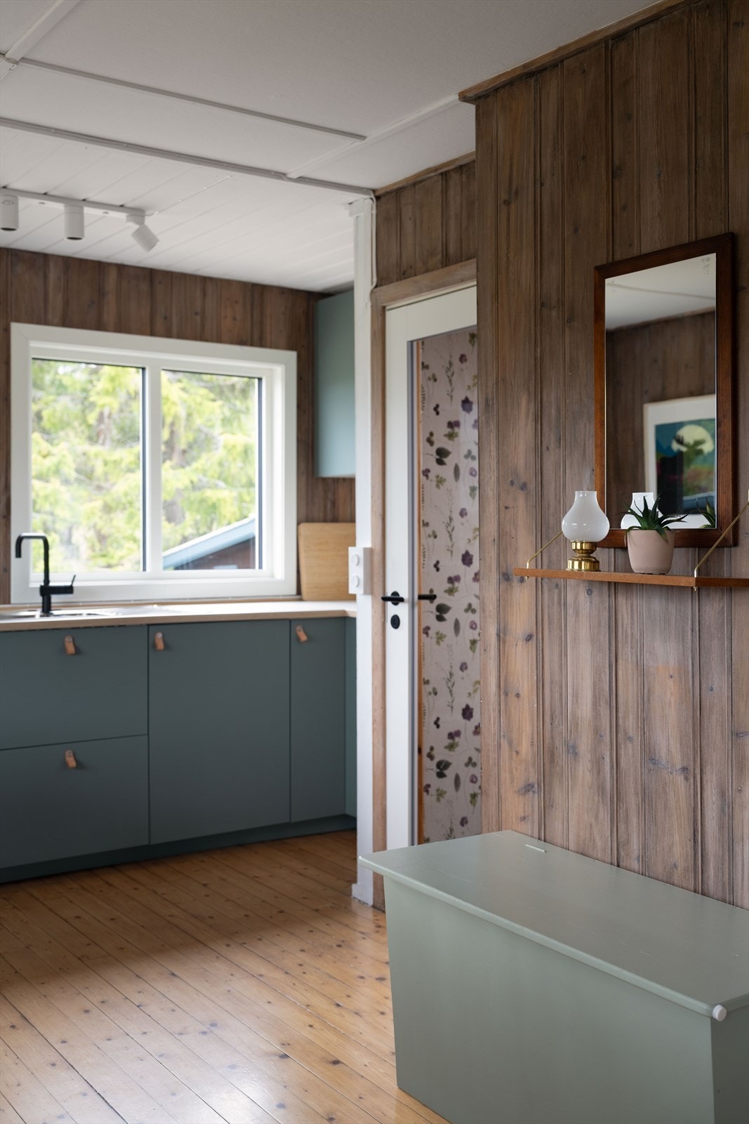 Fra kjøkken/spisestue mot gangen Galleribilde