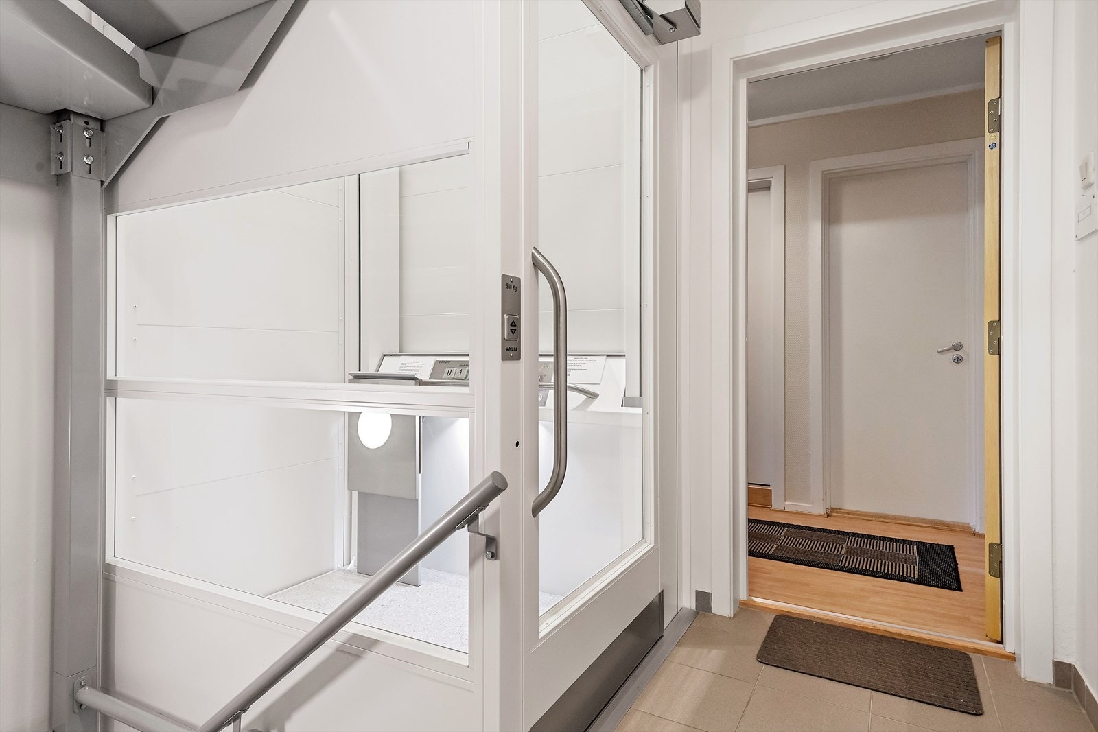 Det er felles trapperom og heis i bygget! Gjester slipper du enkelt inn fra innsiden av din leilighet med porttelefon. Galleribilde