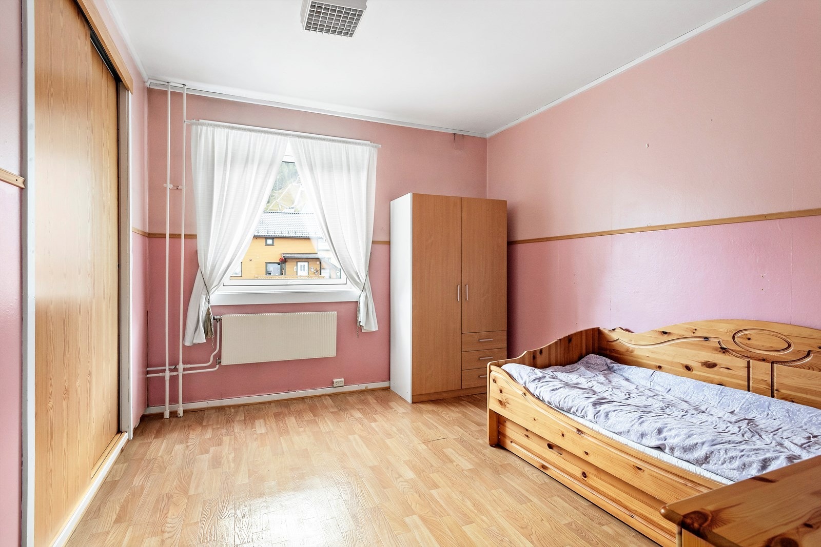 Det er plassbygde garderobeskap på begge soverom. Galleribilde