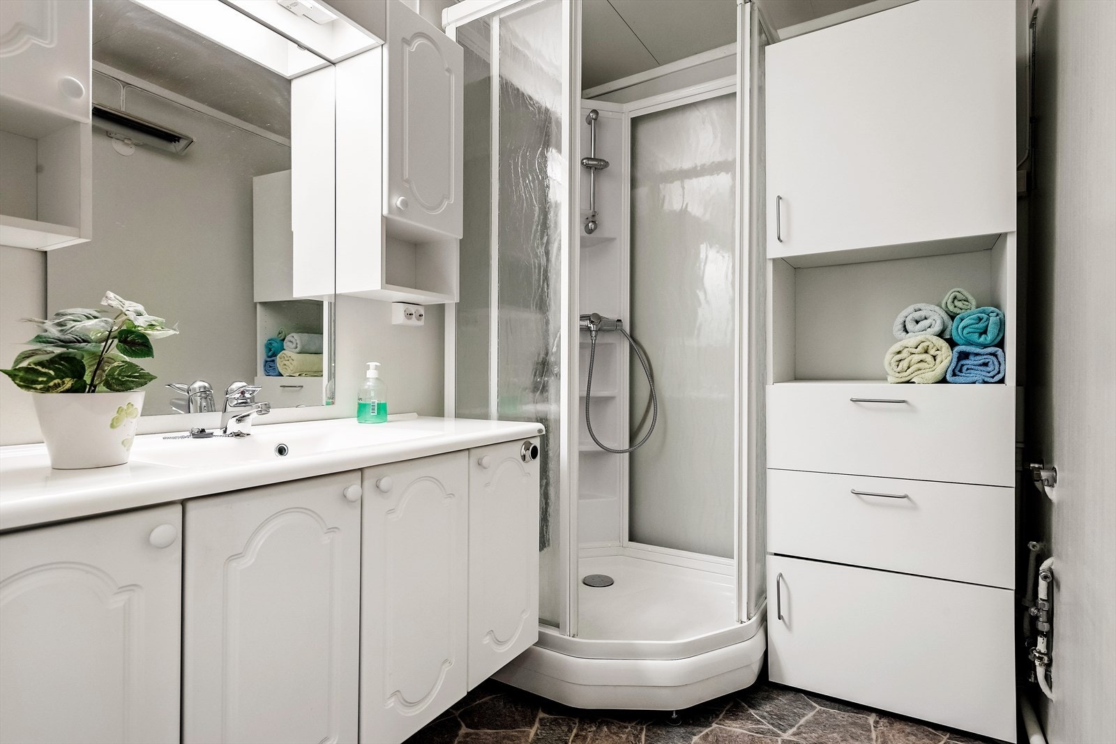 Bad og toalett er adskilt på hvert sitt rom. Bak skapet til høyre (frittstående og kan fjernes) er det opplegg for vaskemaskin. Galleribilde