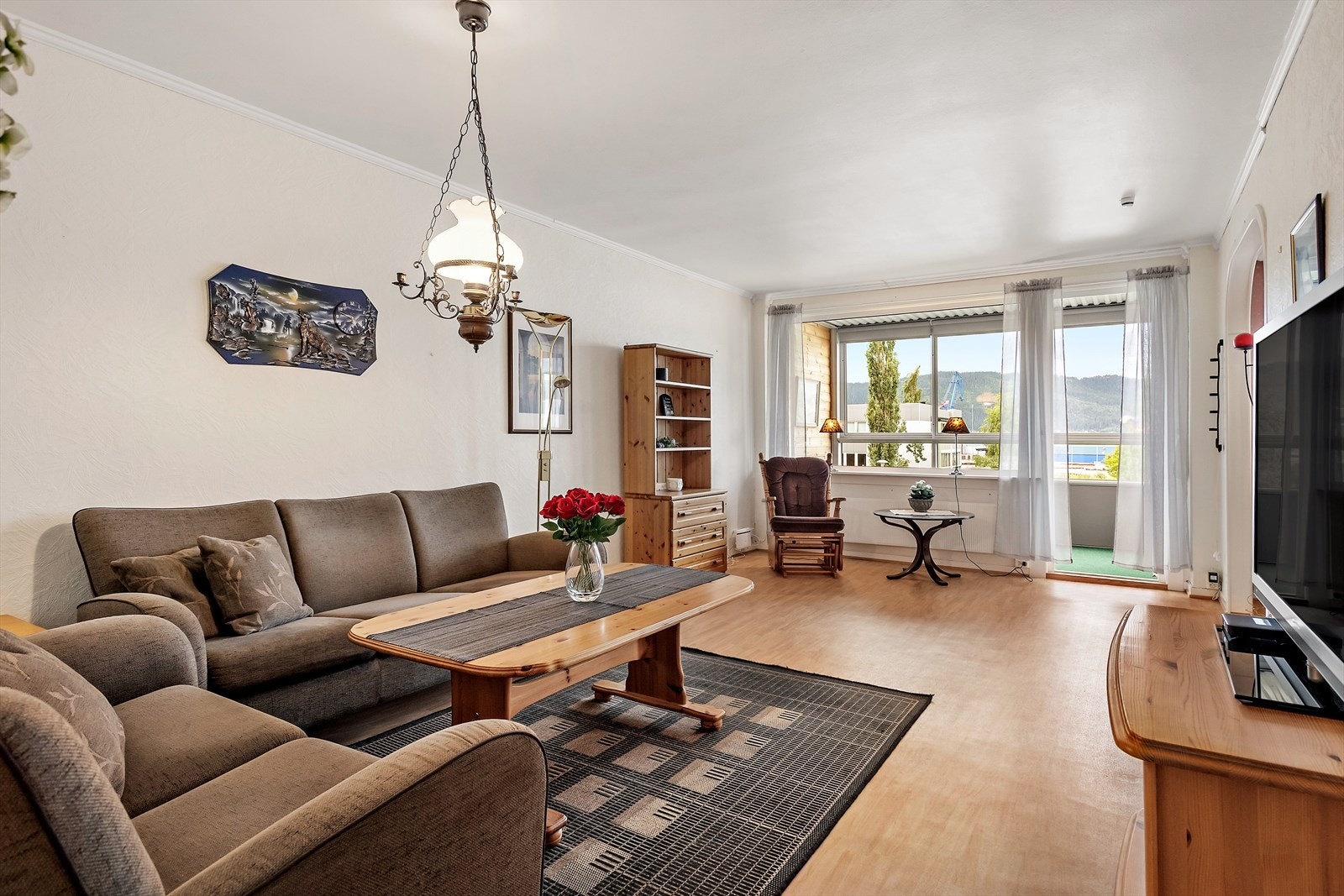 Leiligheten ligger fint til i 2. etasje og har utsikt mellom blokkene i front mot Ranfjorden og ned mot borettslagets grøntarealer. Galleribilde