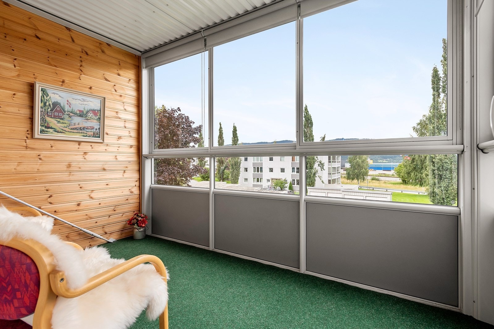 Balkongen har en usjenerende beliggenhet. Vindu kan åpnes (skyves til side), og det er montert rullegardiner for solavskjerming. Galleribilde