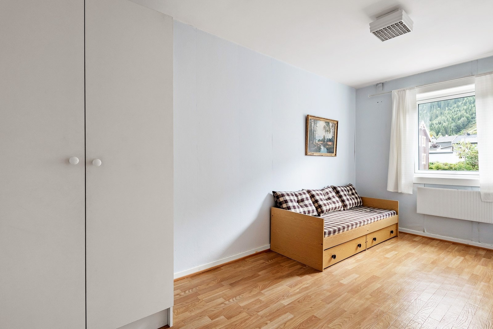 Leiligheten har to soverom av god størrelse, og begge er vendt opp mot Mofjellet. Også herfra er det fine utsynsforhold. Galleribilde