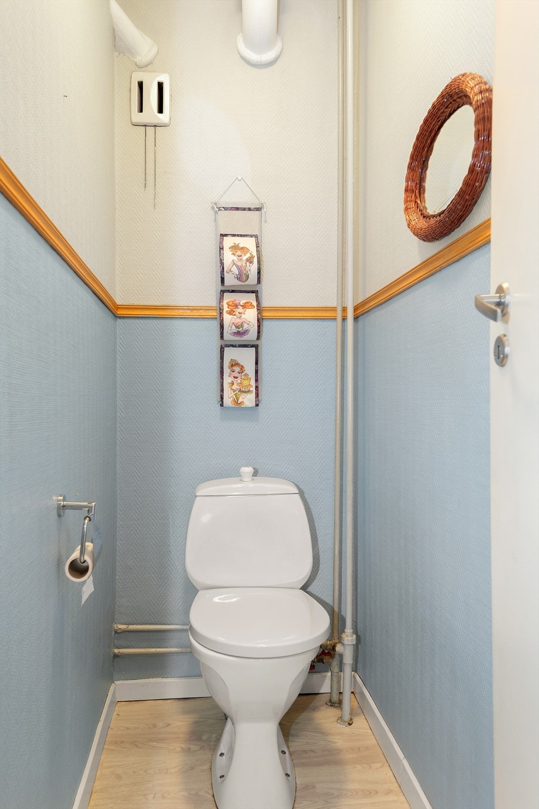 Toalettrommet ligger vegg-i-vegg med bad. Galleribilde