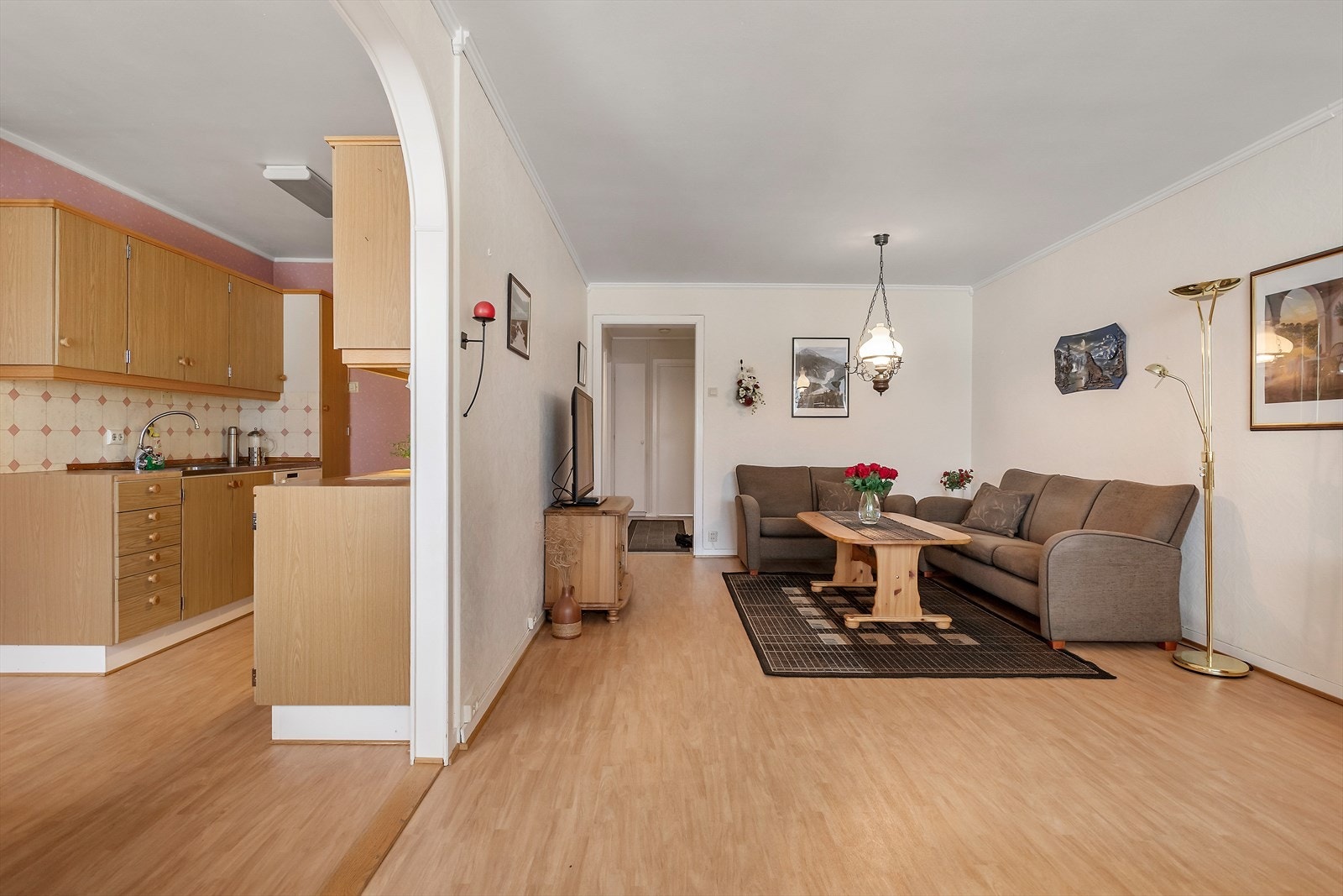 Fra entreen får du adkomst til to soverom, toalettrom og bad før du kommer videre inn i leiligheten sin stue, kjøkken og innglasset balkong. Galleribilde