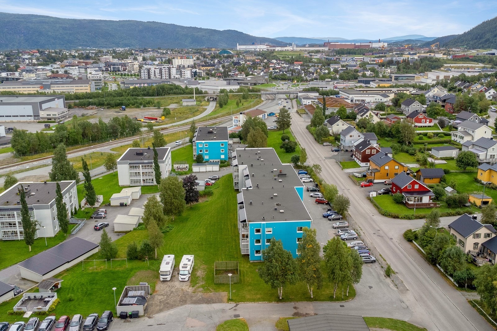 Sentrumsnær 3-roms andelsleilighet i 2. etasje. Blokken ligger langs gaten Langneset og er tilbaketrukket fra E6. Galleribilde