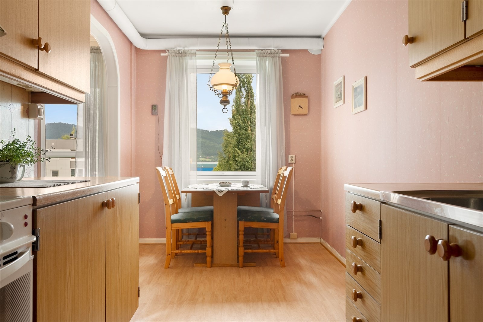 Naturlig plass for kjøkkenbord, og også her får du en fin og åpen utsikt. Galleribilde