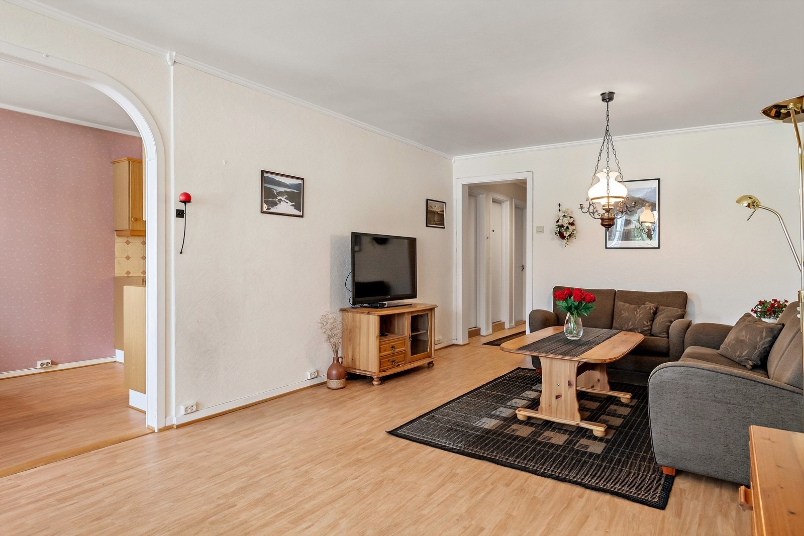 Leiligheten har en noe umoderne standard på overflater og innredninger, så med oppussing kan du sette ditt personlige preg og skape drømmeleiligheten. Galleribilde