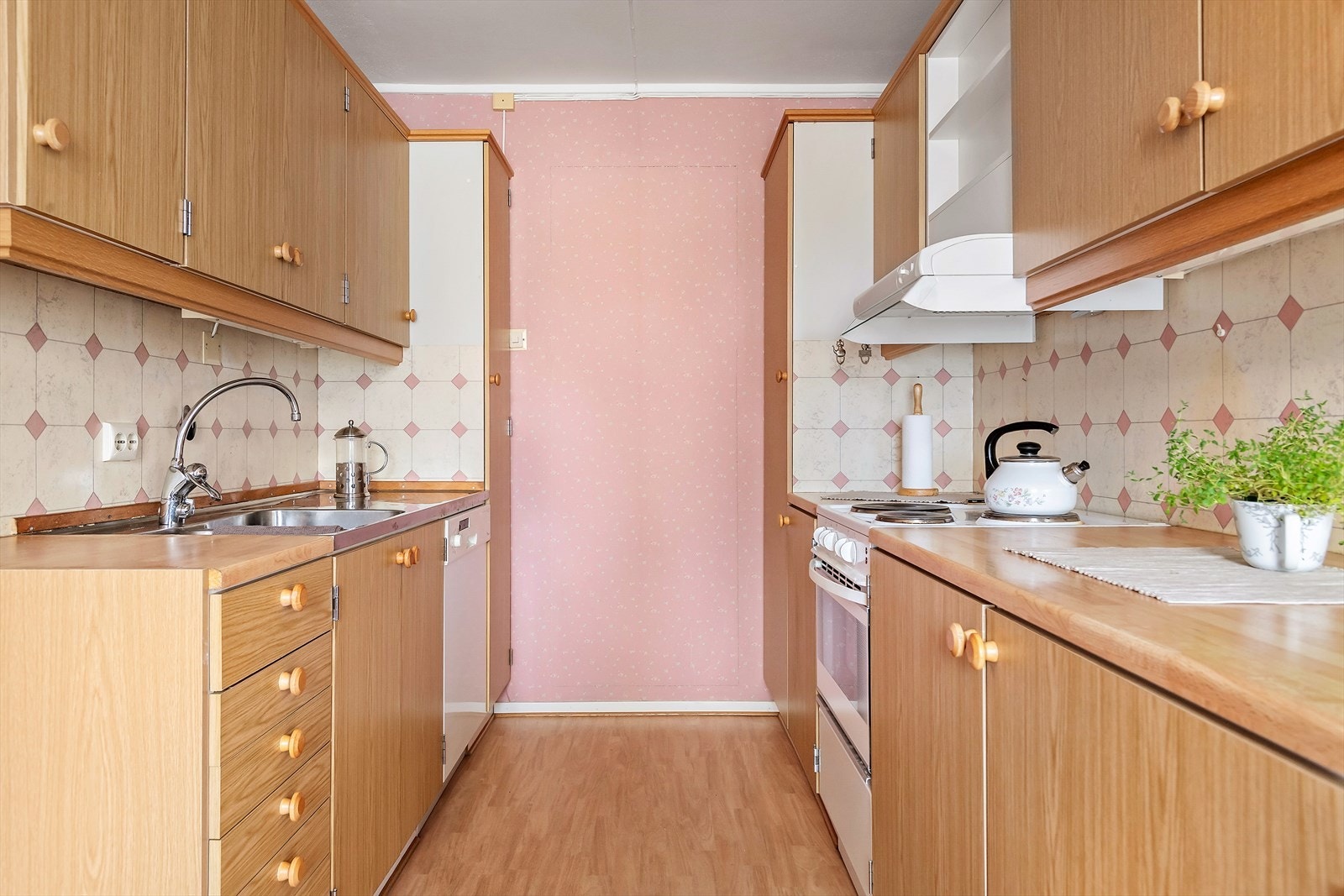 Hvitevarer i kjøkken medfølger (oppvaskmaskin og komfyr). Galleribilde