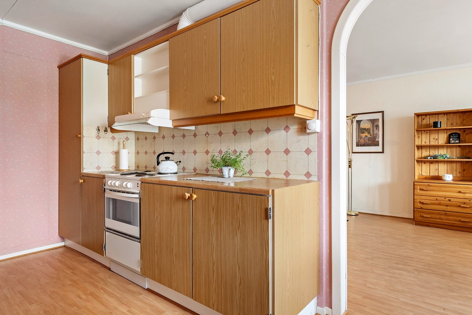 I Langneset er det dagligvarebutikk og barnehage. Skolebarn sokner til Lyngheim barneskole, samt at det er ungdomsskole på alle trinn i sentrum. Galleribilde