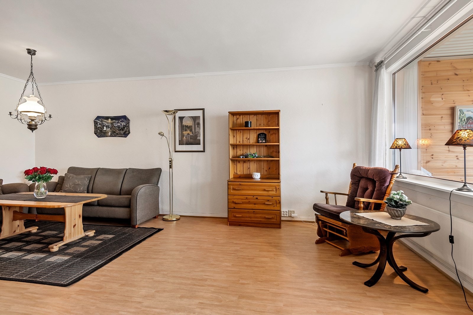 Leiligheten varmes opp med radiatorer tilknyttet felles varmeanlegg i borettslaget. Det er montert reflektorovn på bad. Galleribilde