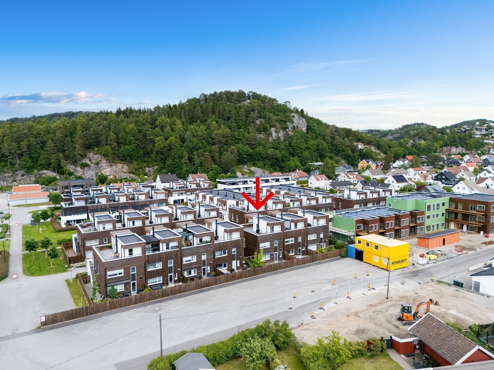 Boligen er praktisk og fin med hage mot syd og åpne arealer rundt - byggearbeidene på nabotomten er nå avsluttet og ryddet Galleribilde