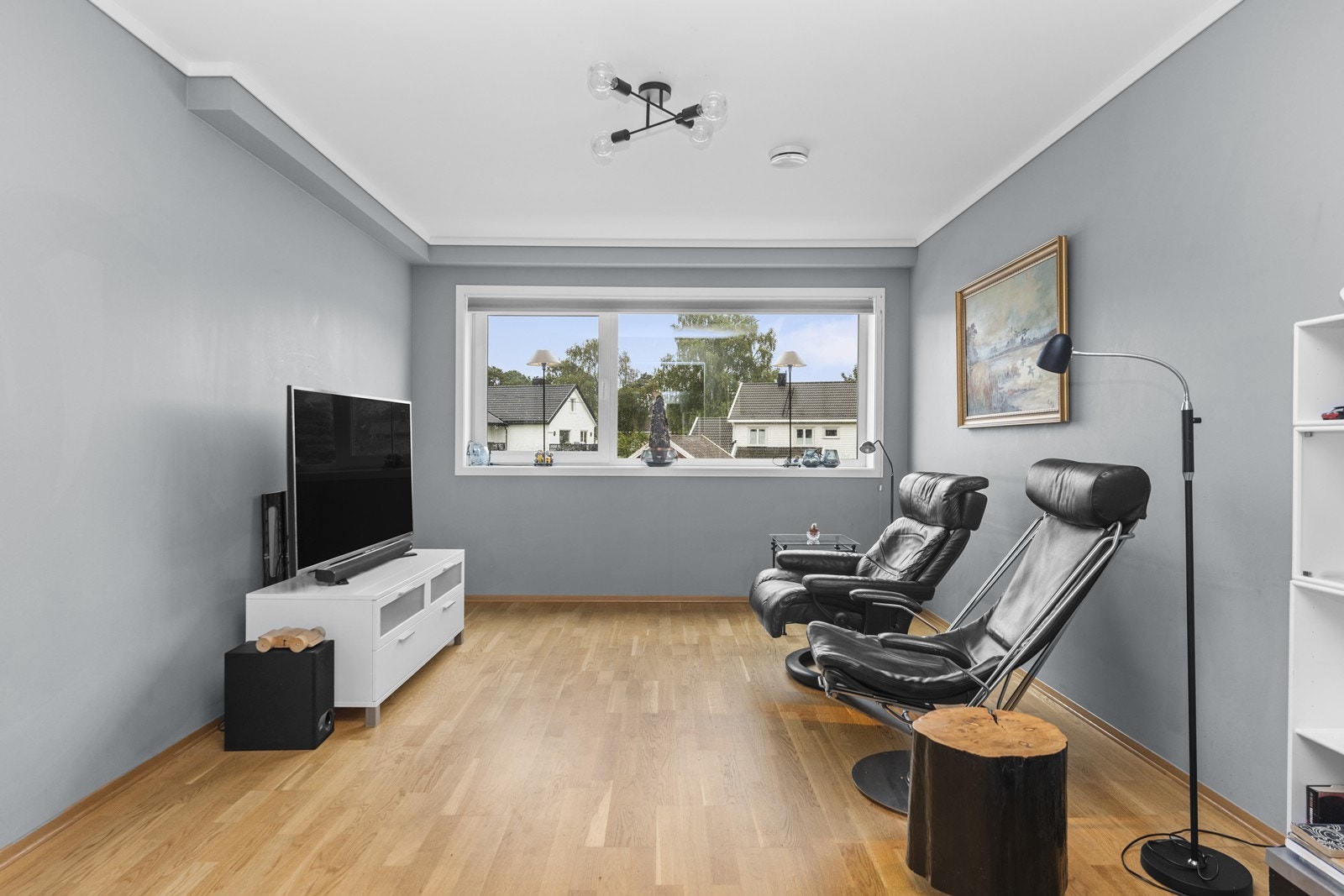 I alle rom er det store vindusflater som gir godt med naturlig lys og fin kontakt med uteområdene Galleribilde