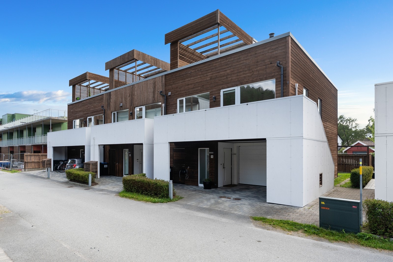 Velkommen til Skipsbyggergata 16 - enderekkehus med sydvendt og solrik hage og takterrasse - overbygd inngangsparti og god plass til oppstilling av sykler Galleribilde