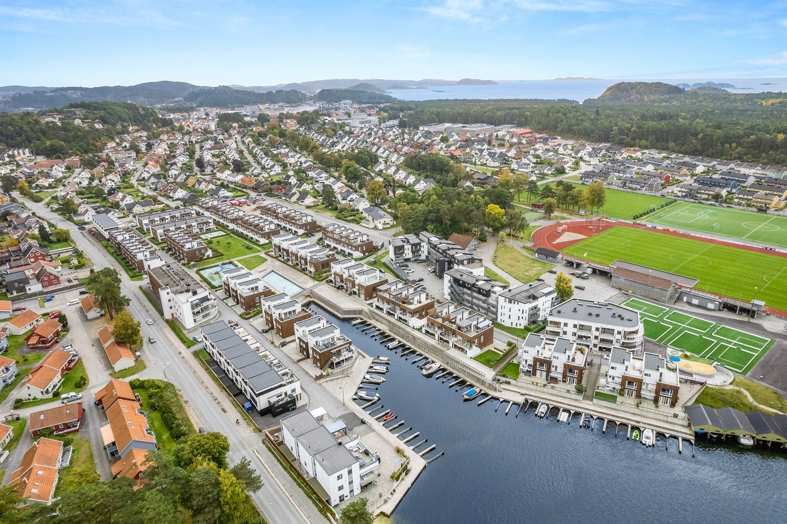 Boligen har en fin beliggenhet ytterst i området - mye lys, sol og usjenert hage Galleribilde