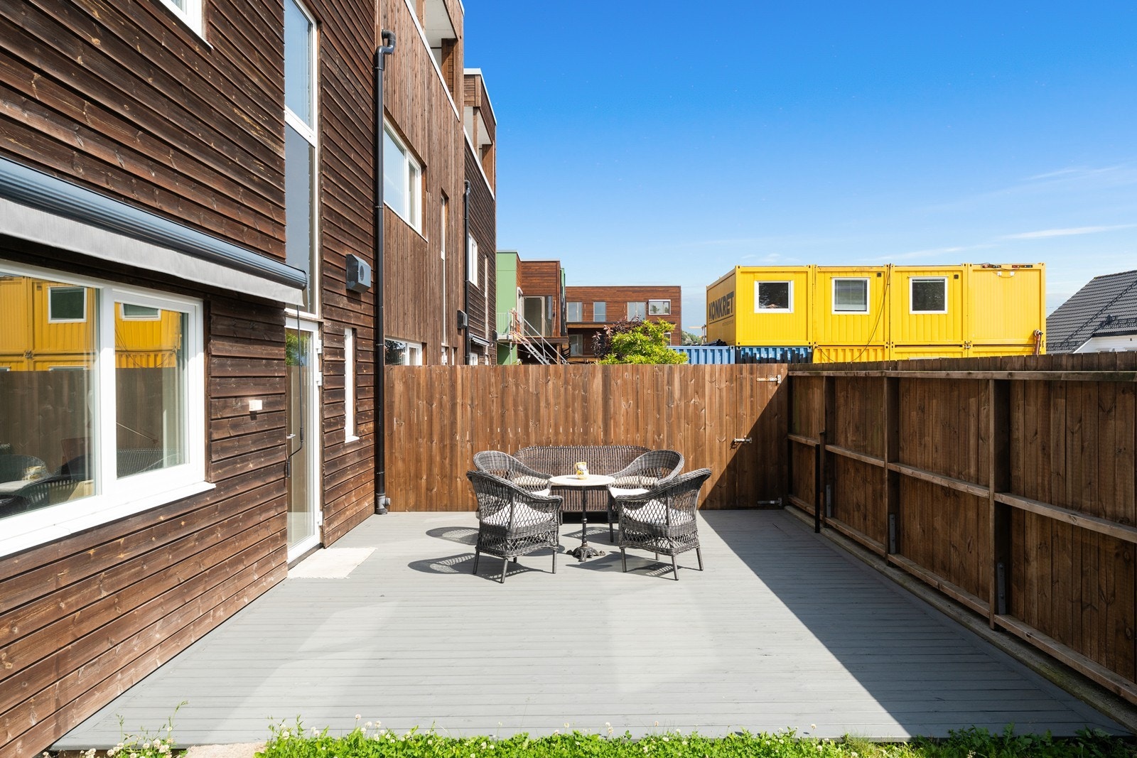 Lyst, solrikt og usjenert - her kan man nyte fine sommerdager og lune kvelder - byggearbeidene er nå avsluttet og det er åpen og fri utsikt til området rundt Galleribilde