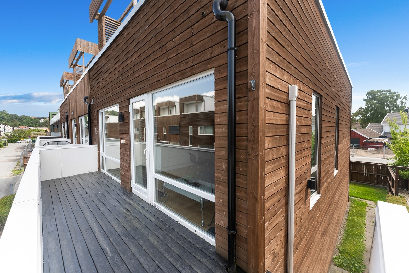 Balkongen ut fra stuen med trapp ned til hagen Galleribilde